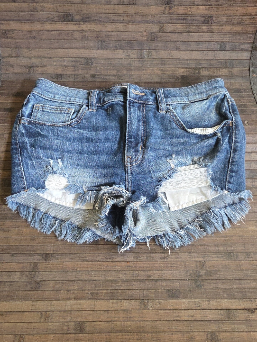 Willow & Root Mid-Rise Distressed Denim Shorts Size Medium